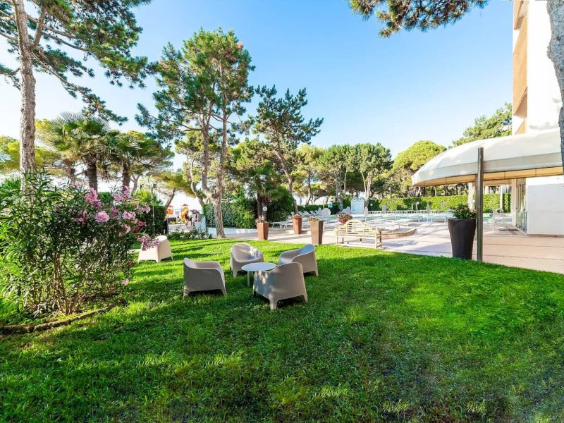 giardino con sedie